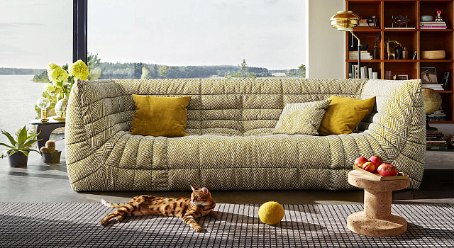 2. Зеленый диван в гостиной в скандинавском стиле